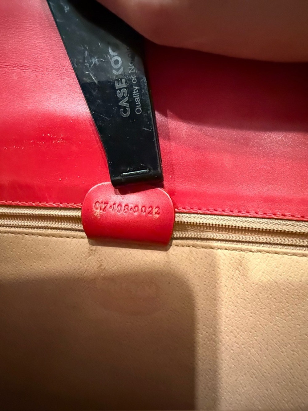 Vintage Gucci Beige and Red Leather Interior Zip portfolio bag - Picture 8 of 11
